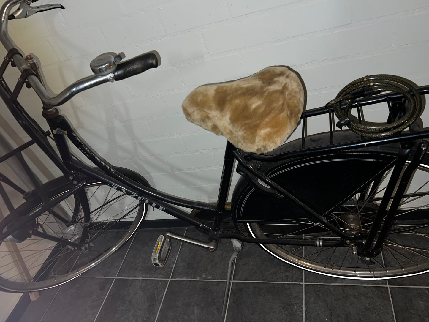 Bicycle saddle covers made of sheepskin